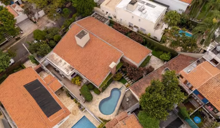 Agradável casa tipo para venda com 7 quartos, sendo 5 suítes, 495m²