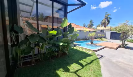 Versátil casa tipo para venda com 4 quartos, sendo 3 suítes, 260m²