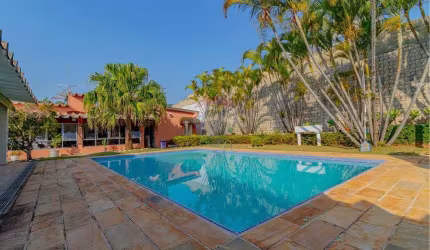 Casa térrea no condomínio Flamboyant  com 04 dormitórios, 02 suítes, piscina e área de lazer com piscina.