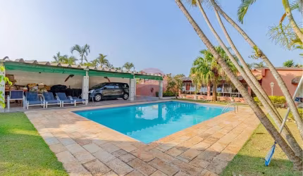 Casa térrea no condomínio Flamboyant  com 04 dormitórios, 02 suítes, piscina e área de lazer com piscina.