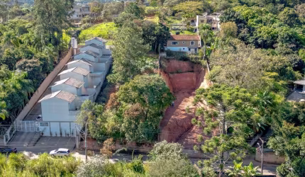 Terreno Comercial a venda em Atibaia/SP. Rua movimentada.