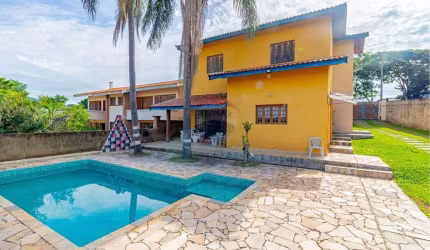 Casa em Atibaia com 03 Quartos, Piscina, Espaço Gourmet e Edícula