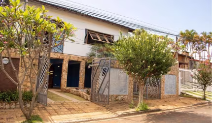 Casa espaçosa no Jardim do Lago em Atibaia com 03 dormitórios, suíte com closet e vista para a Pedra Grande.