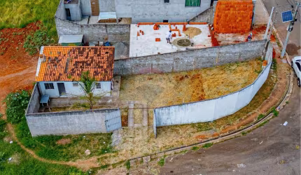 Terreno Plano de Esquina no Bairro Nova Cerejeiras com Edícula, Projeto Aprovado e Ótima Localização!
