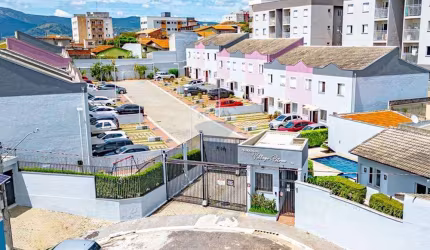 Casa em condomínio fechado com 2 quartos, 2 vagas de garagem, piscina e salão de festas