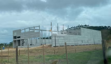 Galpão com 5.597,72m2 bem localizado para venda em Itajaí