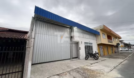 Galpão bem localizado para locação no bairro Cordeiros