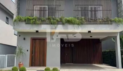 Casa de alto padrão no condomínio Caledônia à venda