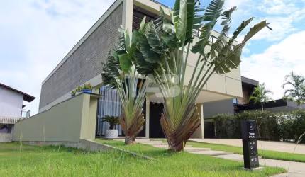 Casa de alto padrão no condomínio Caledônia à venda