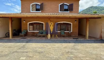 Casa Versátil a 350 m da Praia do Lázaro — Ideal para Moradia ou Investimento