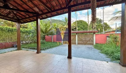 Casa térrea à venda a 170 metros da Praia da Enseada.
