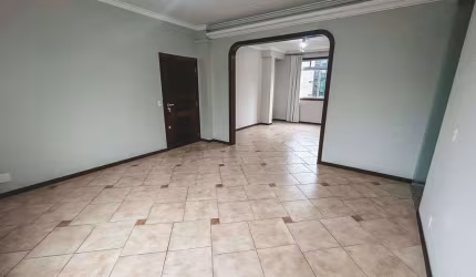OPORTUNIDADE! Apartamento amplo no centro de Joinville.