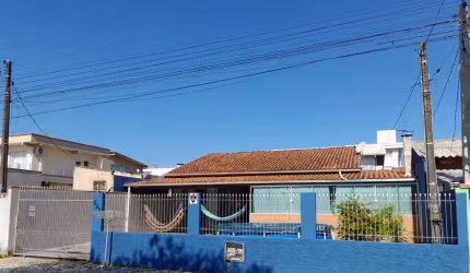 Belissima Casa á 700 metros da Praia de Armação.