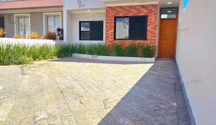 Casa com 03 quartos no Condomínio Horto Florestal