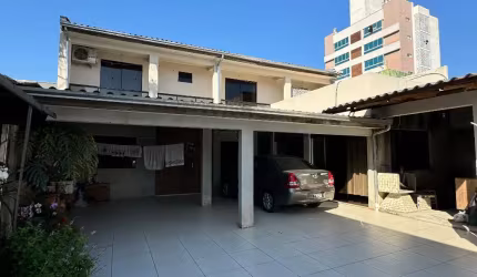 CASA COM AMPLO ESPAÇO NO TERRENO PRÓXIMO AO CENTRO DE CAMBORIÚ