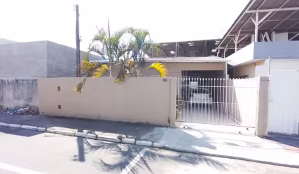 Casa muito bem localizada, 2 minutos do centro de Balneário Comburiu, 2km da praia