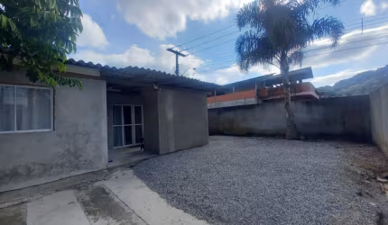 Casa com terreno amplo !!