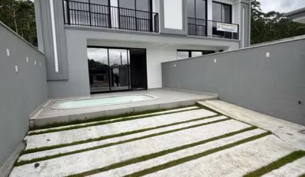 AMPLO SOBRADO NO TERRAS ALTAS EM CAMBORIÚ