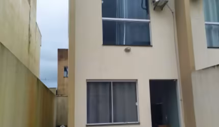 SOBRADO COM CORREDOR LATERAL NO BAIRRO RIO PEQUENO EM CAMBORIÚ