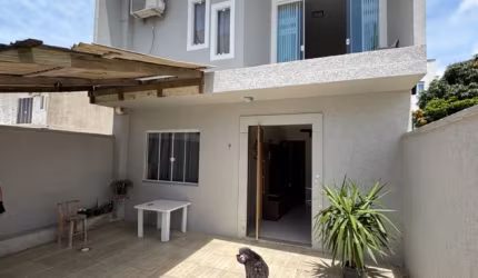 SOBRADO COM GARAGEM PARA DOIS VEÍCULOS NO SANTA REGINA