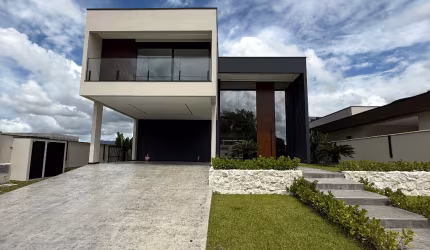 AMPLA CASA NA MELHOR ÁREA DO CONDOMÍNIO CALEDÔNIA EM CAMBORIÚ