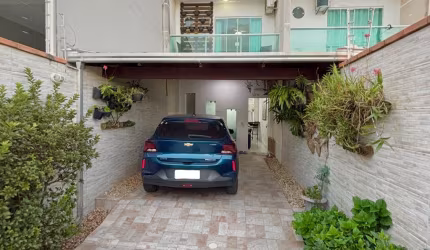 Sobrado Semi mobiliado no centro de Camboriu , 2 dormitórios e duas vagas de garagem .