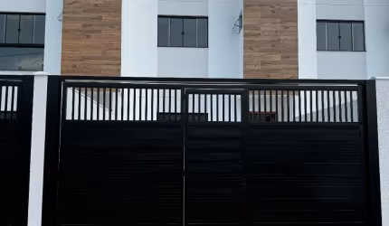 SOBRADO COM PISCINIA NO LOTEAMENTO MARIA RUSSI EM CAMBORIÚ