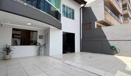 BELISSÍMO SOBRADO MOBILIADO NO CENTRO DE CAMBORIÚ