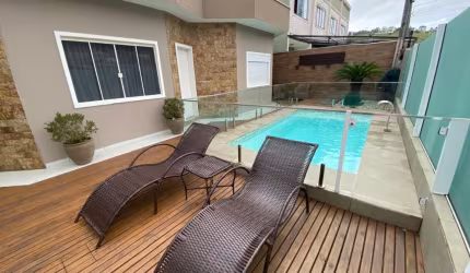 EXCELENTE CASA EM ALTO PADRAO A 4 MINUTOS DE BLNEARIO CAMBORIU!!