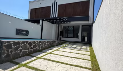 BELÍSSIMO SOBRADO COM PISCINA NO LOTEAMENTO TERRAS ALTAS EM CAMBORIÚ