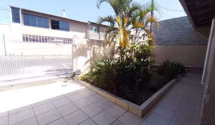 Linda Casa em Balneário Camboriú, há 2km da praia
