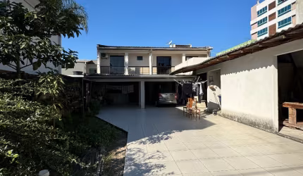 CASA COM AMPLO ESPAÇO NO TERRENO PRÓXIMO AO CENTRO DE CAMBORIÚ