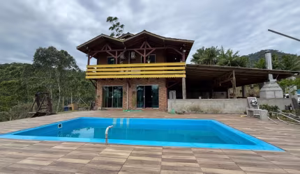 Lindo sítio no interior de Camboriú com piscina