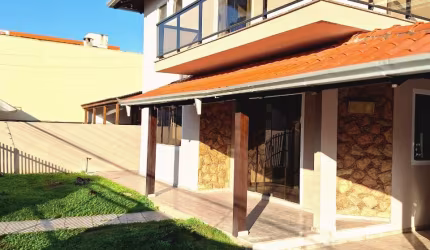 lindo sobrado com 2 lotes no centro de Camboriú