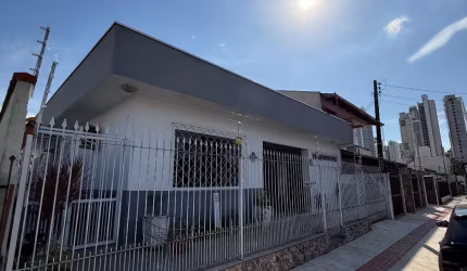 Casa no centro de Balneário Camboriú, com 3 quartos sendo uma suíte.