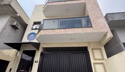 Lindo apartamento semi mobiliado , 3 dormitórios , sendo um por andar .