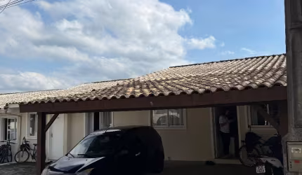 Casa em condomínio fechado, com área de lazer completa no bairro cedro.