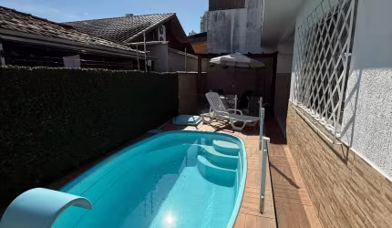 CASA TOTALMENTE TÉRREA E COM PISCINA NO CENTRO DE BALNEÁRIO CAMBORIÚ