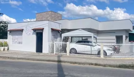 Casa com sala comercial em Brusque