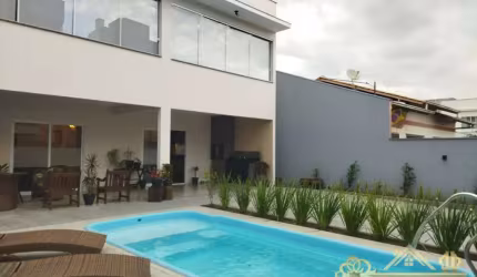 Linda casa com piscina