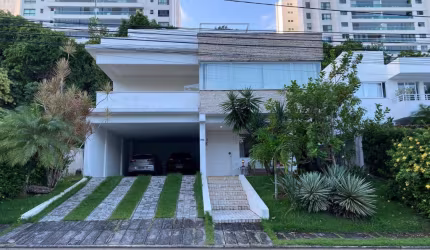 Linda casa com 6/4 + 2 dependências em Alphaville 1- Salvador
