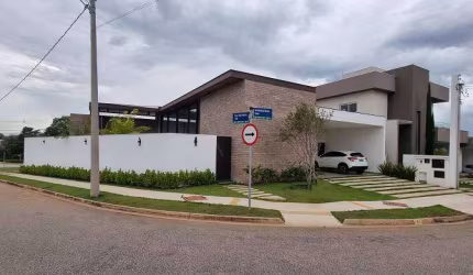 Bela Casa Térrea de Esquina no Condomínio Chácara Ondina - 3 Suítes