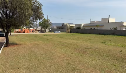 Belo Terreno de Esquina com 820,81m² no Condomínio Residencial Evidence.