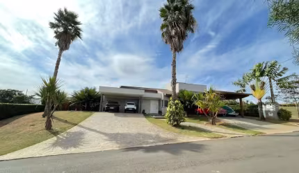 Bela residência a venda em condomínio fechado em Salto/SP. São 3 suítes ricas em armários