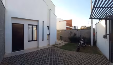 Imperdível casa à venda em Indaiatuba-SP, Jardim Residencial Veneza: 2 quartos, 1 suíte, 2 vagas, 80,00m². Confira!