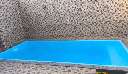 linda casa  com piscina, churrasqueira, sala, garagem para 2 veículos, 1 suíte e 1 quarto . Para lotação no bairro Canto do Mar