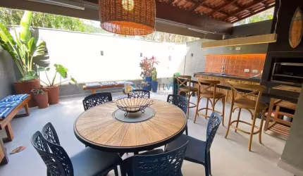 Linda Casa com 3 Suítes em Condomínio Pé na Areia em Boiçucanga