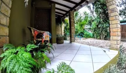 Casa Maresias 50m da praia, 3 Dorm (1 suíte), Jacuzzi, Ar condicionado, Churrasqueira - Até 08 pessoas