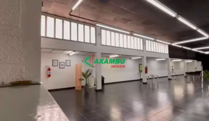 Excelente oportunidade de locação de galpão comercial no Centro de Jundiaí-SP: 2 banheiros, 3 vagas de garagem, 461m² de área.