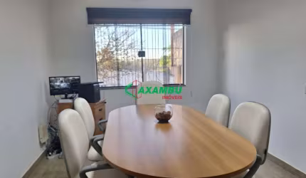 Imperdível casa e galpão à venda em Jundiaí-SP, no bairro Caxambu! 3 quartos, 2 salas, 2 banheiros, 3 vagas, 449m². Chegou a sua hora!